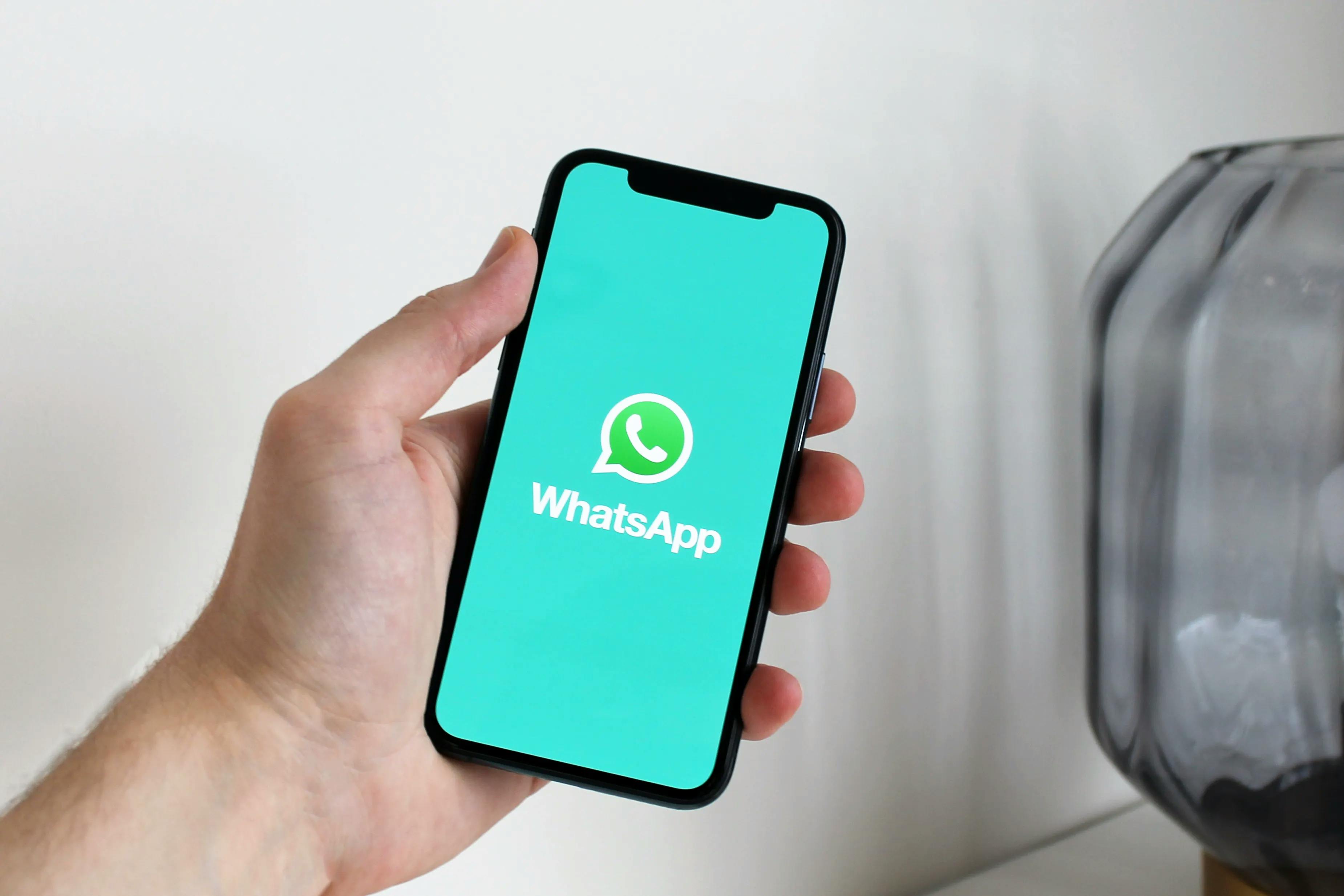 Handphone membuka Chatbot WhatsApp